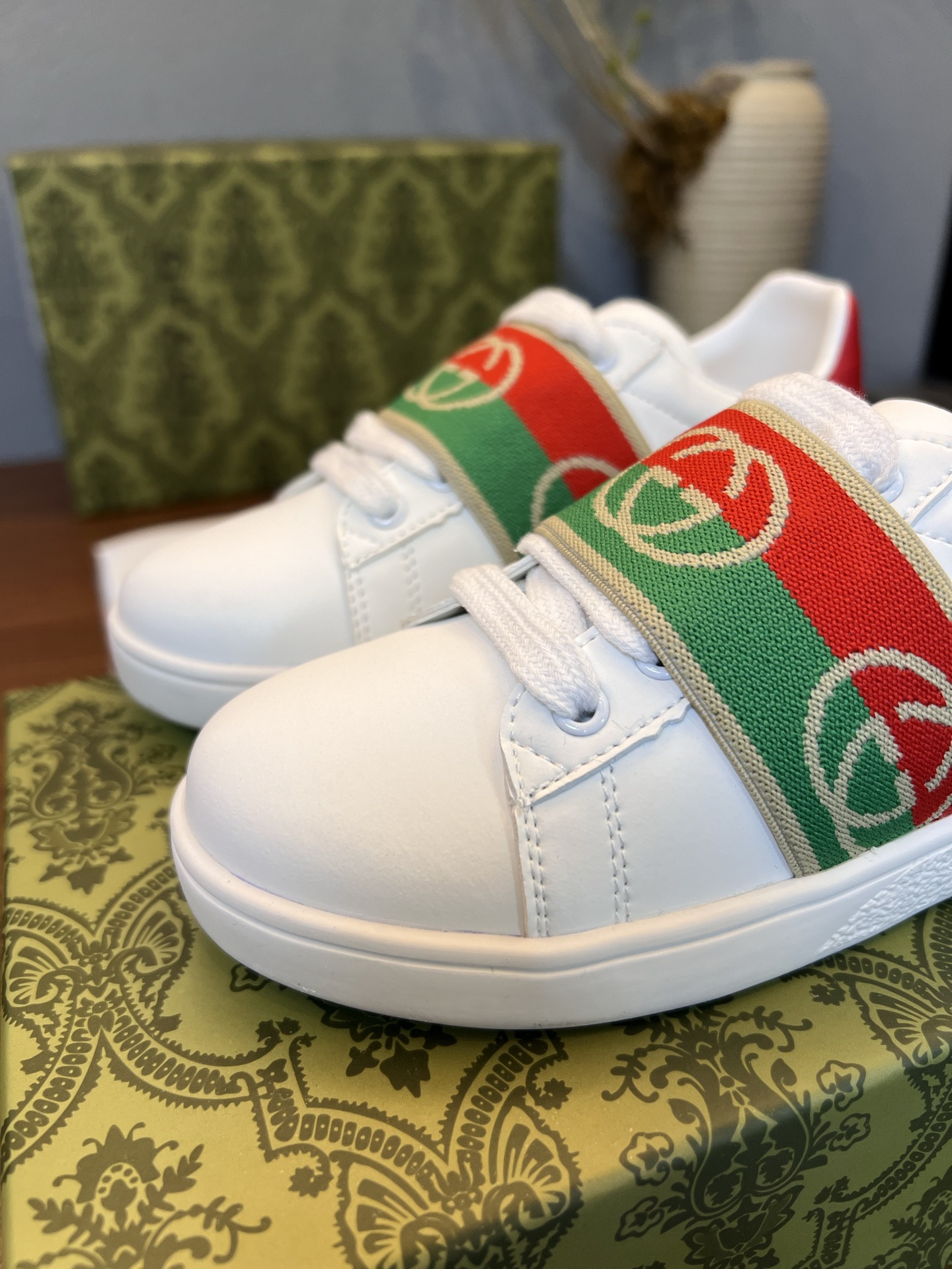 Children's shoes child